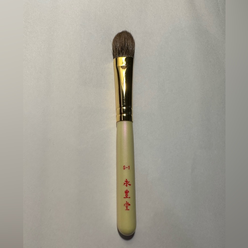 Eihodo eyeshadow brush canadian squirrel